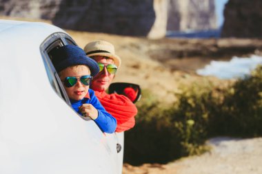 Baba ve oğul doğada araba ile seyahat