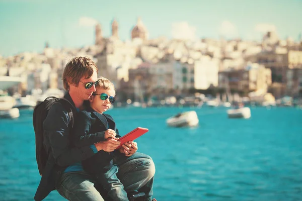 Pai e filho olhando para touch pad viagem em Malta — Fotografia de Stock