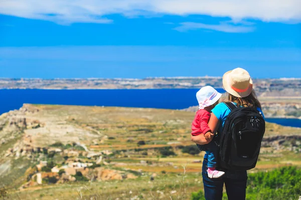 Mãe com filha pequena viajar na natureza — Fotografia de Stock