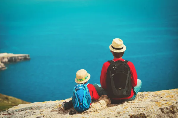 Voyage en famille - randonnée pédestre père et fils dans la nature — Photo