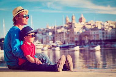 Baba ve oğul Malta, Europe seyahat