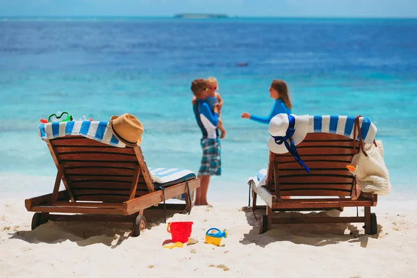 Aile ile çocuk Beach — Stok fotoğraf