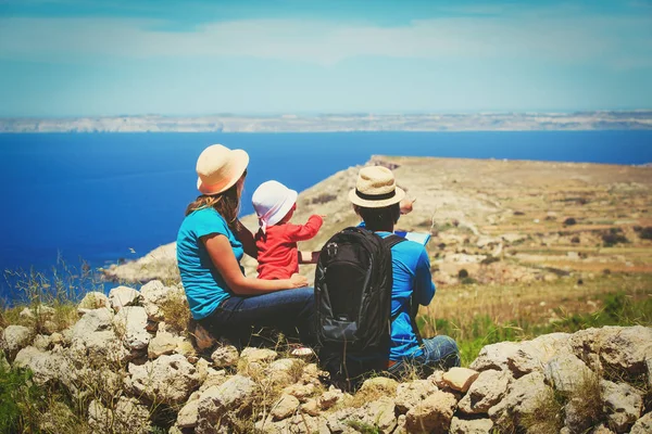 Família com criança pequena viajar em montanhas no mar — Fotografia de Stock