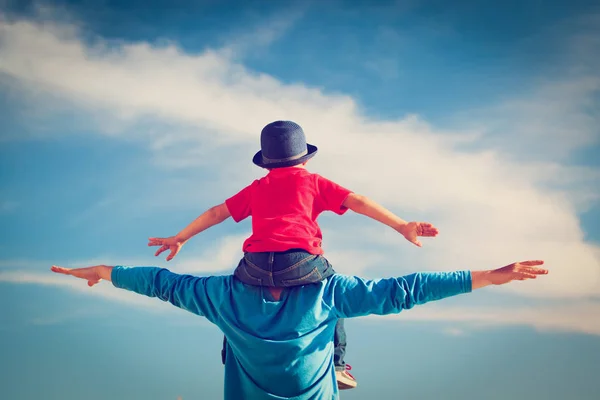 Feliz pai e filho brincando no céu — Fotografia de Stock