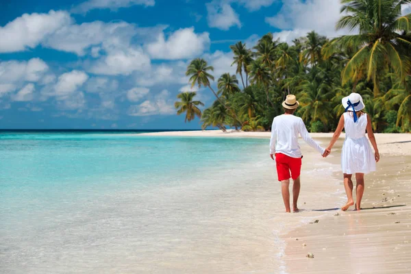 Szczęśliwa para kochających spacery na plaży — Zdjęcie stockowe