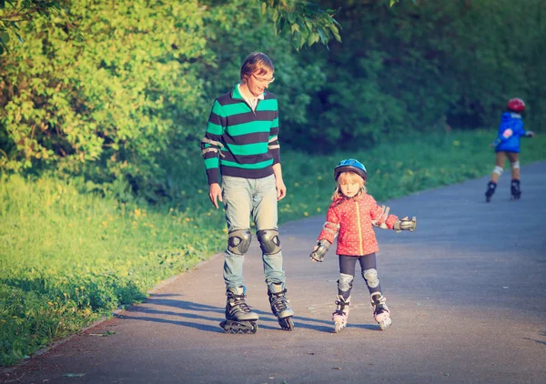 Padre insegnare ai bambini a pattinare, sport di famiglia — Foto Stock