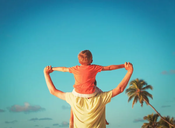 Padre e hijo pequeño jugando en la playa — Foto de Stock