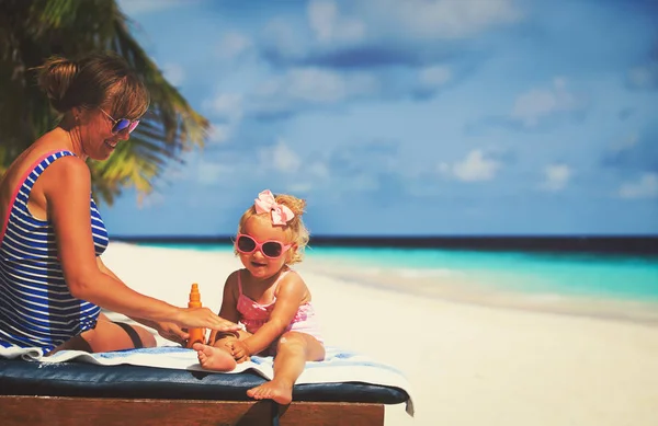 Sluneční ochrana-použití opalovací krém krém na rameni a dcera matka — Stock fotografie