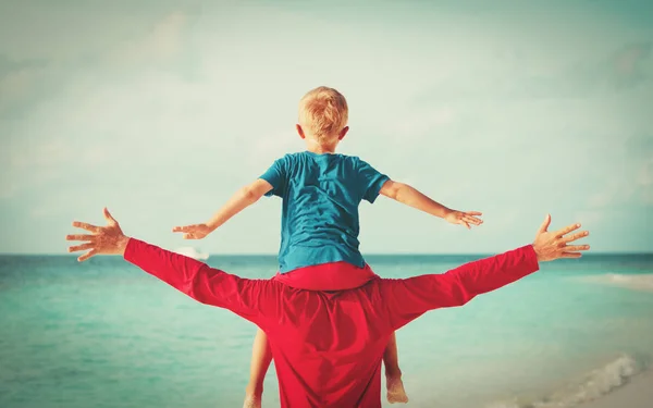 Padre e figlio piccolo che giocano sulla spiaggia — Foto Stock