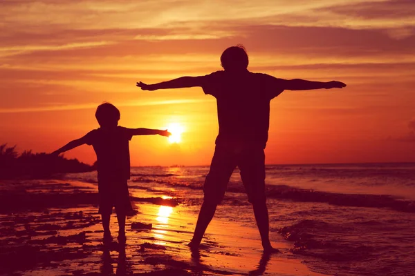 Отец и сын веселятся на закате — стоковое фото