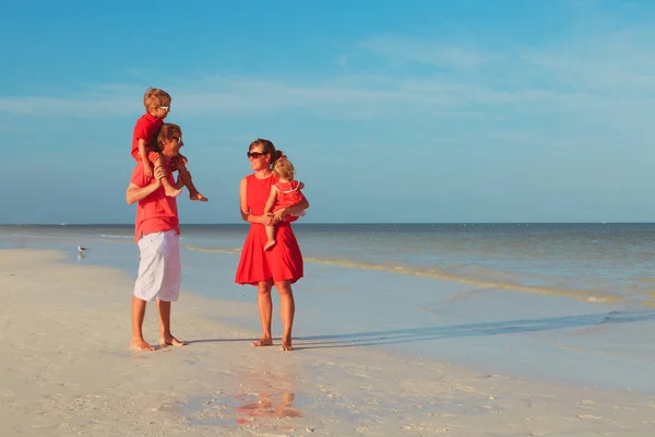 Kumsalda yürüyen iki çocuklu aile — Stok fotoğraf
