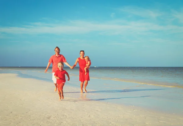 İki çocuklu mutlu aile işletmesi kumsalda — Stok fotoğraf