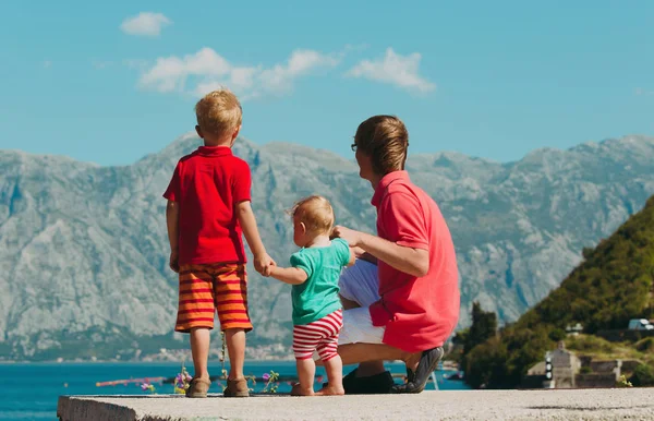 Pappa med två barn resa i Montenegro — Stockfoto