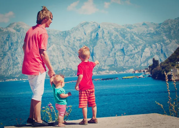Батько з двома дітьми подорожі в Чорногорії — стокове фото