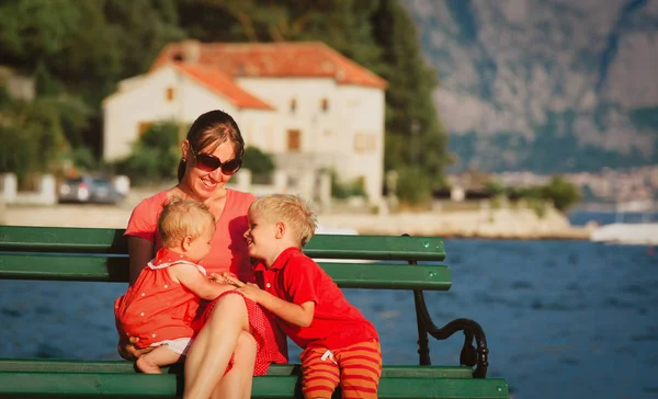 Madre con dos hijos de vacaciones en Montenegro — Foto de Stock