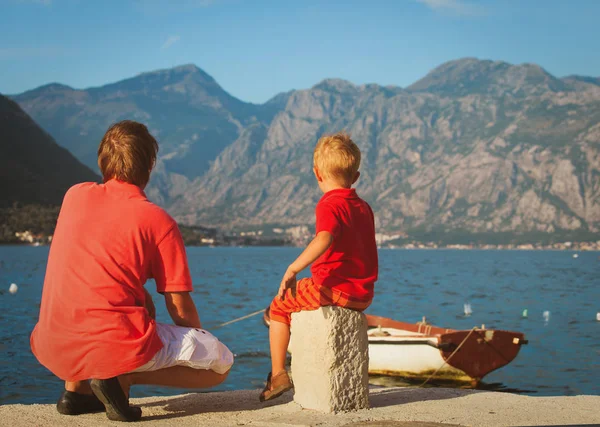 Familjens resa - far och son tittar på båtar i Montenegro — Stockfoto