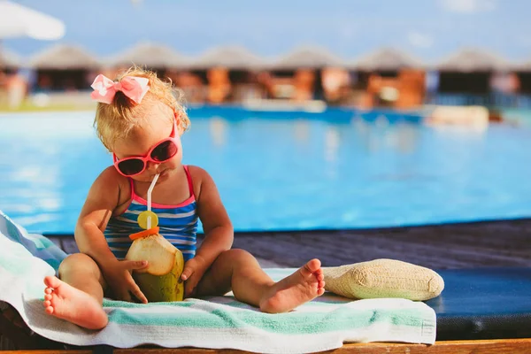 Kleine meisje drinken kokosnoot cocktail op het strand — Stockfoto