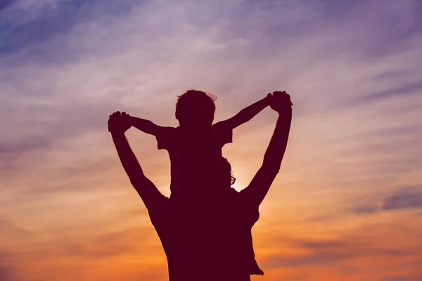 Vater und Sohn spielen am Abendhimmel — Stockfoto