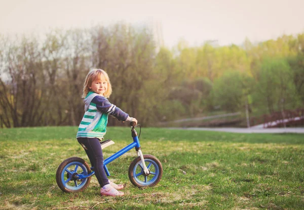 Bambina in sella alla bicicletta in natura — Foto Stock