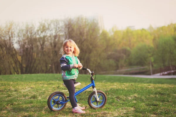 Bambina in sella alla bicicletta in natura — Foto Stock