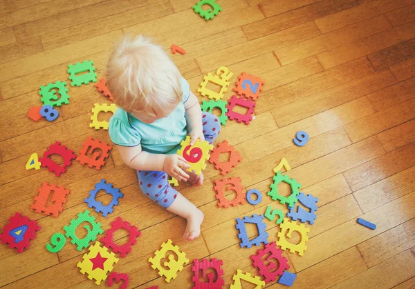 Menina brincando com quebra-cabeças número — Fotografia de Stock