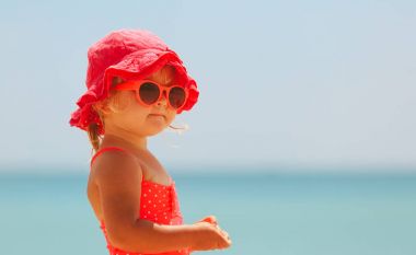 sevimli küçük kız plajda, Aile tatil