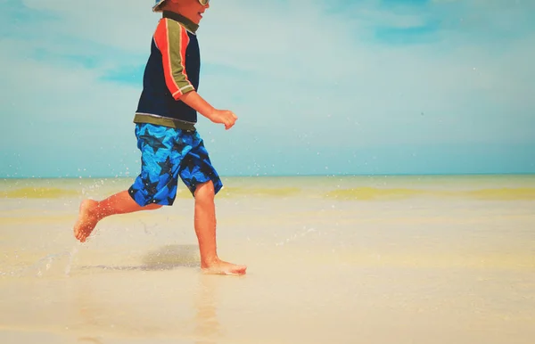 小男孩在海滩上运行游戏 — 图库照片