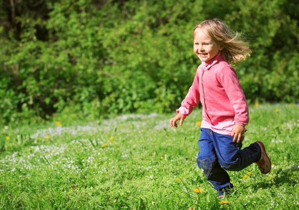 Щаслива маленька дівчинка біжить в літній природі — стокове фото