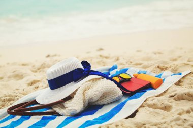 plaj çanta, suncream, gözlük ve touch pad