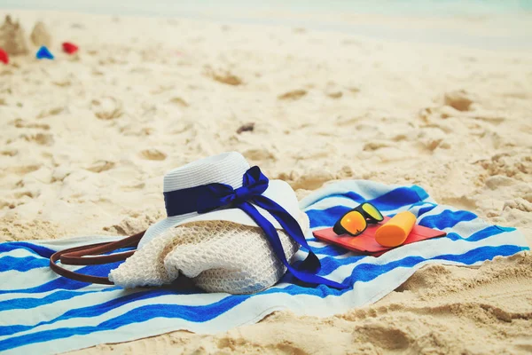 袋、 防晒霜、 眼镜和触摸垫上海滩 — 图库照片