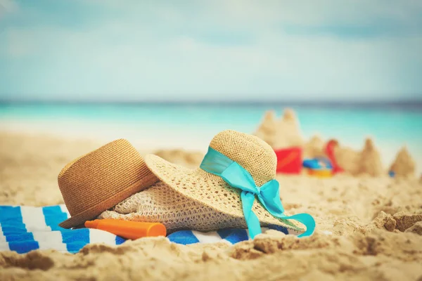 Cappelli, borsa, crema solare e occhiali da spiaggia — Foto Stock