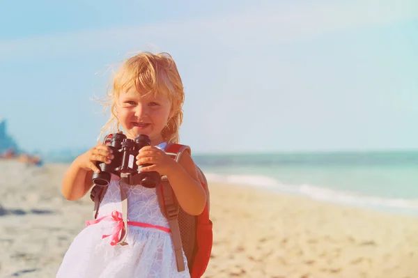 Gelukkig klein meisje reizen op strand — Stockfoto