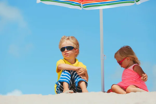 小男孩和女孩在夏天的海滩上 — 图库照片