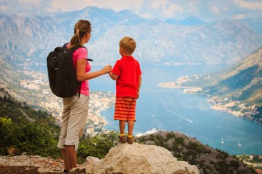 seyahat - anne ve oğlu dağda hiking