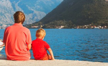 Baba ve oğul Karadağ doğada bakarak