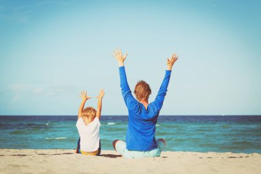 Baba oğul sahilde eğleniyorlar.