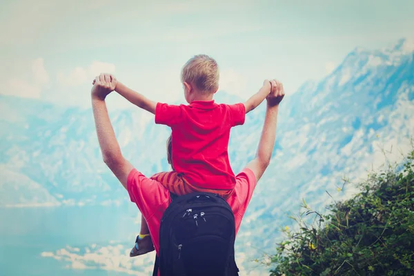 Отец и сын путешествуют пешком в горах — стоковое фото