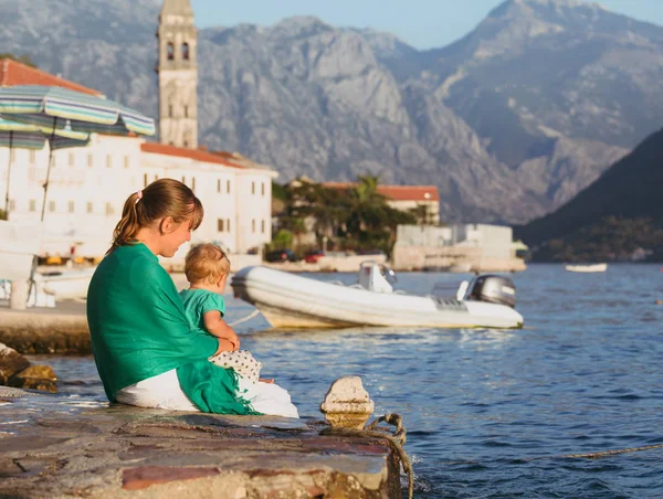 Madre con hija pequeña de vacaciones en Montenegro — Foto de Stock