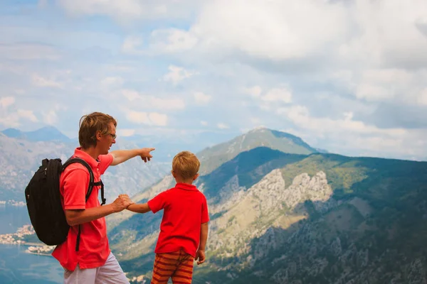 Voyage en famille - randonnée pédestre père et fils en montagne — Photo