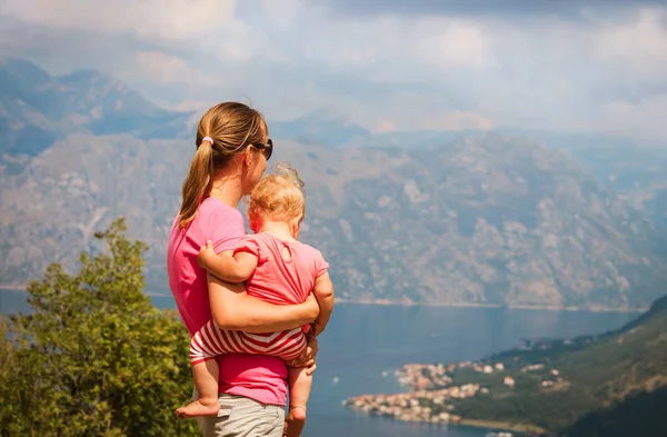 Mother and little daughter travel in mountains — Stock Photo, Image