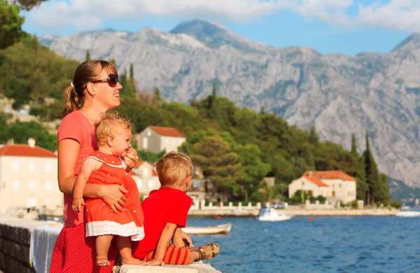 Madre con dos hijos de vacaciones en Montenegro — Foto de Stock