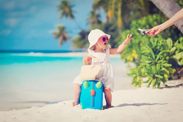 Roztomilá holčička cestování na letní beach — Stock fotografie