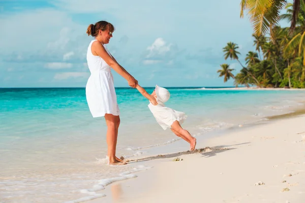 Moeder en dochter spelen op tropisch strand — Stockfoto