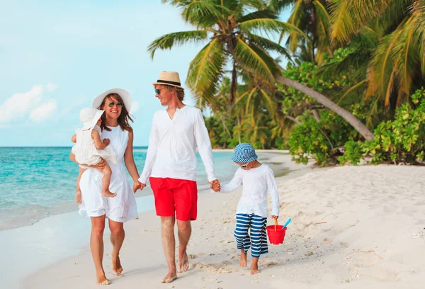 Szczęśliwa rodzina z dwójką dzieci spaceru na plaży — Zdjęcie stockowe