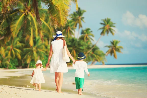 母亲带着小儿子和女儿走在海滩上 — 图库照片