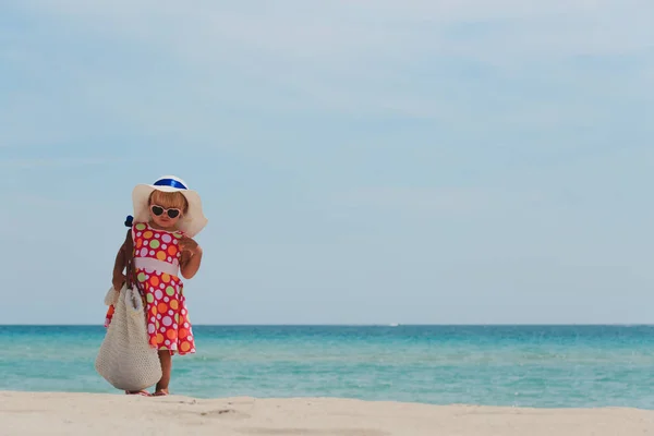 Linda niña que va a la playa —  Fotos de Stock