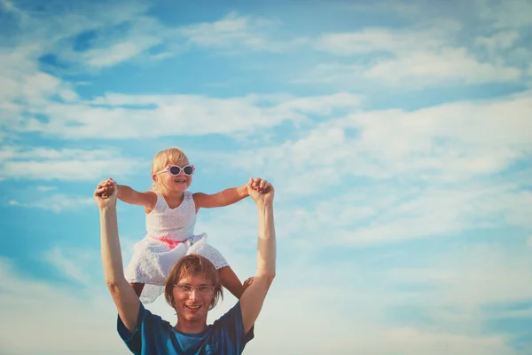 Pai e filha brincam no céu — Fotografia de Stock