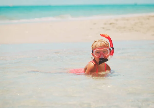 Mała dziewczynka nauki pływania z maska do nurkowania — Zdjęcie stockowe