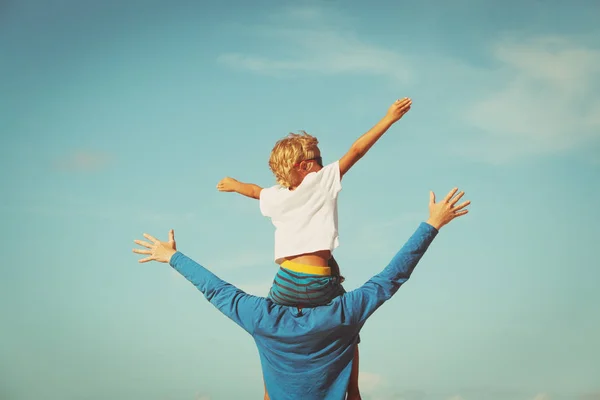 Pai e filho se divertindo no céu — Fotografia de Stock