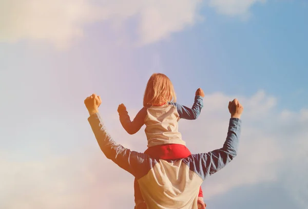 Батько і маленька дочка грають на небі — стокове фото
